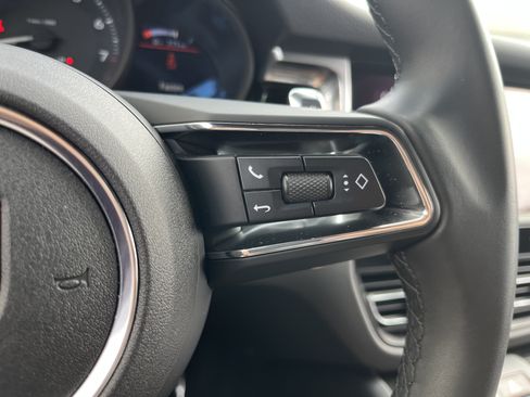 Used 2025 Porsche Macan AWD/4WD image 23