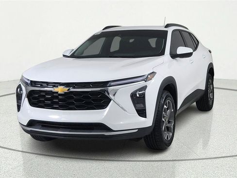 Used 2025 Chevrolet Trax LT w/ Driver Confidence Package FWD image 2