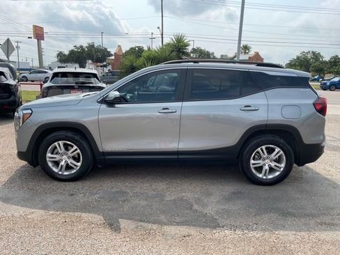 Used 2023 GMC Terrain SLE w/ Driver Convenience Package image 4