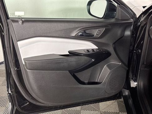 Used 2025 Chevrolet Trax LT image 10