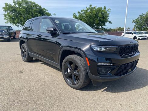 Used 2023 Jeep Grand Cherokee Limited w/ Black Appearance Package AWD/4WD image 3