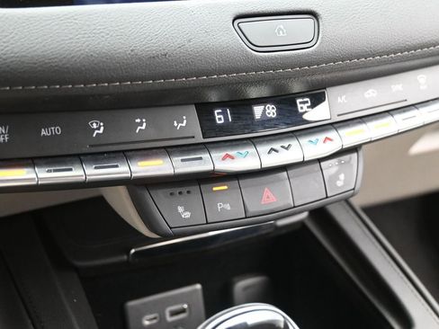 Used 2022 Cadillac XT4 Luxury w/ Cold Weather Package image 16