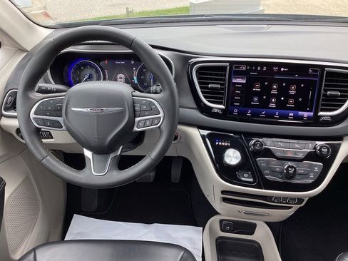 Used 2023 Chrysler Pacifica Touring-L image 19