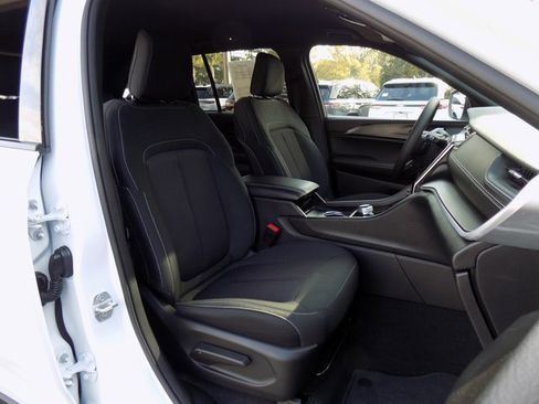 Certified 2024 Jeep Grand Cherokee Laredo w/ MOPAR Finishing Package image 26