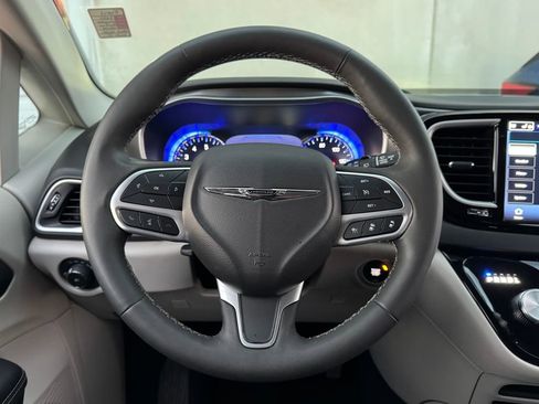 Used 2024 Chrysler Pacifica Touring-L image 5