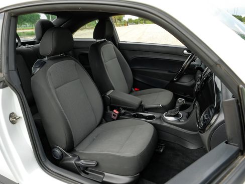 Used 2018 Volkswagen Beetle 2.0T S FWD image 29