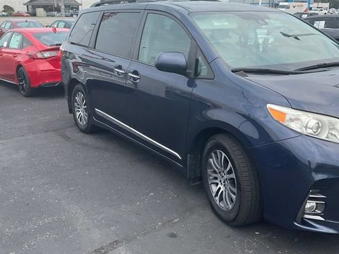 Used 2019 Toyota Sienna XLE w/ XLE Navigation Package FWD image 10