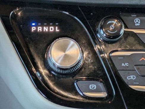 Used 2018 Chrysler Pacifica Touring-L Plus image 12