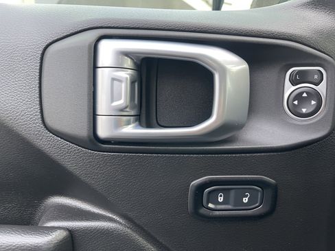 Used 2025 Jeep Wrangler Unlimited Rubicon image 12