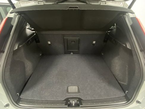 Used 2025 Volvo XC40 B5 Core image 9