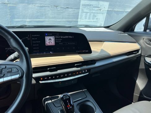 Used 2025 Cadillac XT4 Premium Luxury FWD image 34