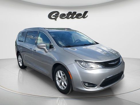 Used 2017 Chrysler Pacifica Touring-L Plus FWD image 2