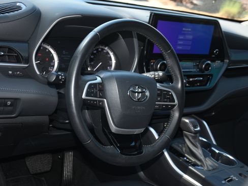 Used 2023 Toyota Highlander XSE image 9