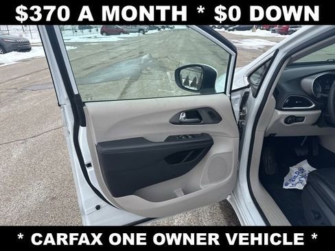 Used 2023 Chrysler Pacifica Touring-L image 10