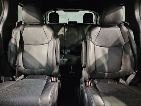 Used 2025 Toyota Sienna Platinum image 13