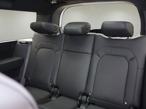 Used 2025 Land Rover Defender 130 S image 16