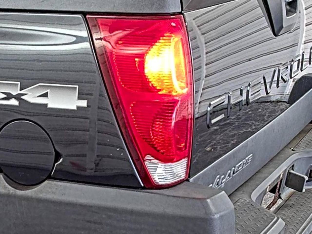 Used 2003 Chevrolet Avalanche 4x4 image 9