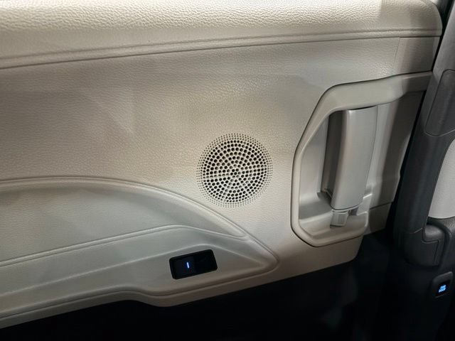 Used 2024 Toyota Sienna XLE FWD image 11