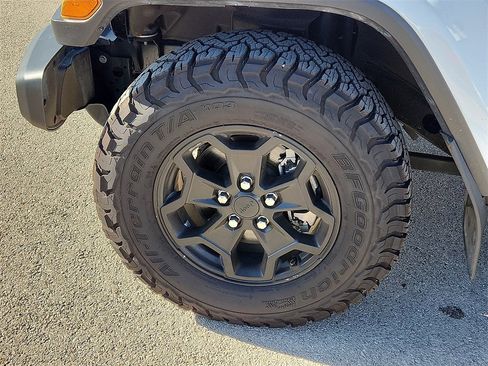 Certified 2021 Jeep Gladiator Sport image 8