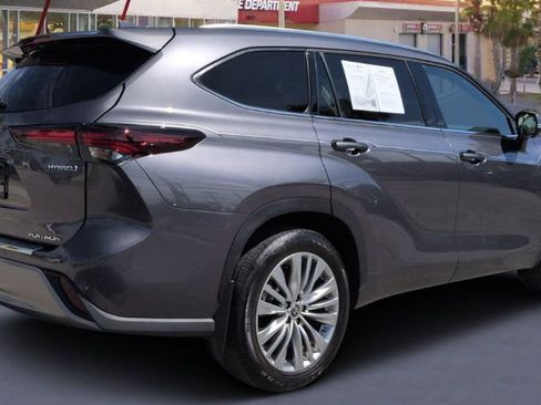 Used 2024 Toyota Highlander Platinum FWD image 5