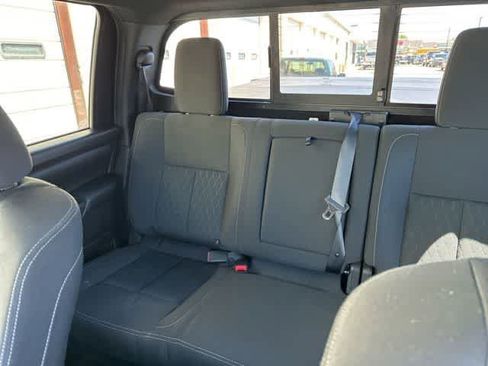 Used 2019 Nissan Titan SV w/ SV Convenience Package image 5