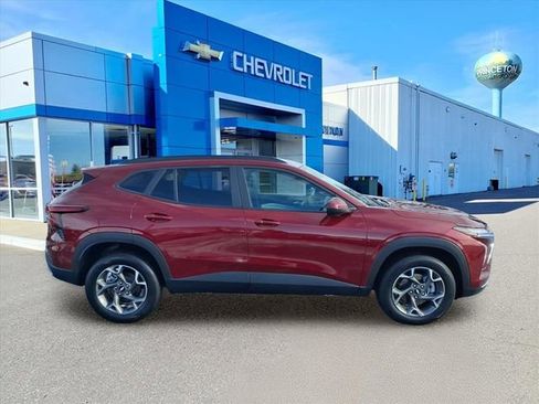 Used 2025 Chevrolet Trax LT w/ Driver Confidence Package image 2