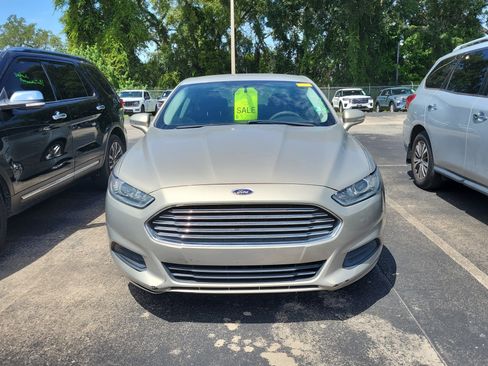 Used 2015 Ford Fusion SE FWD image 2
