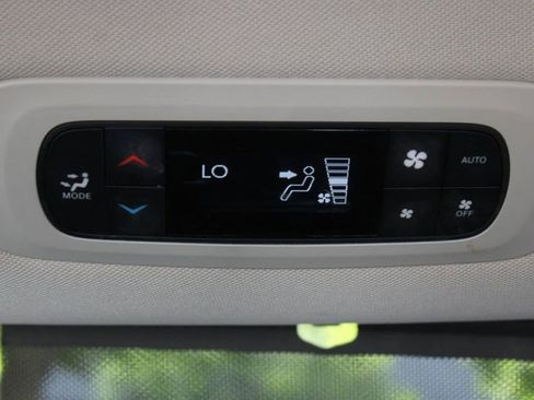 Used 2024 Chrysler Pacifica Touring-L FWD image 32