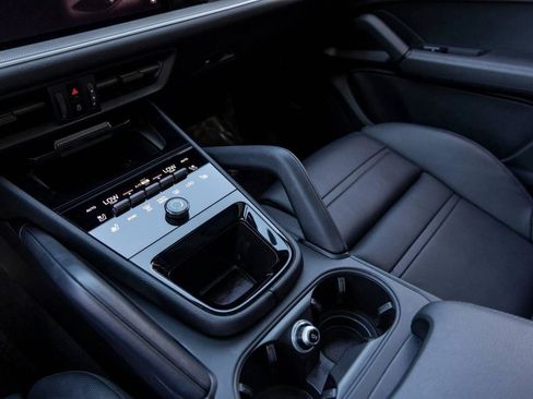 Certified 2025 Porsche Cayenne Coupe image 74