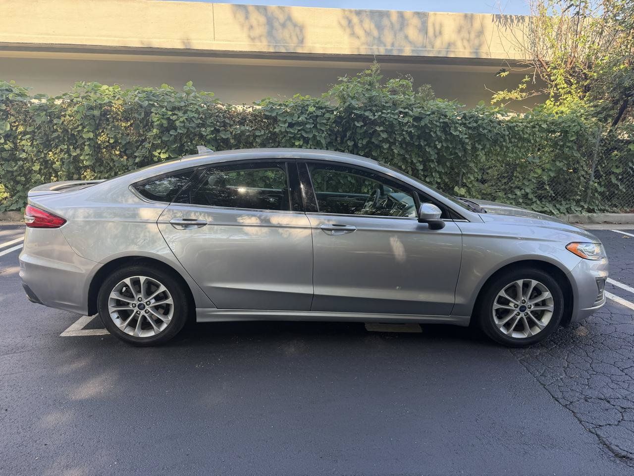 Used 2020 Ford Fusion SE FWD image 4