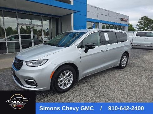 Used 2024 Chrysler Pacifica Touring-L FWD image 1