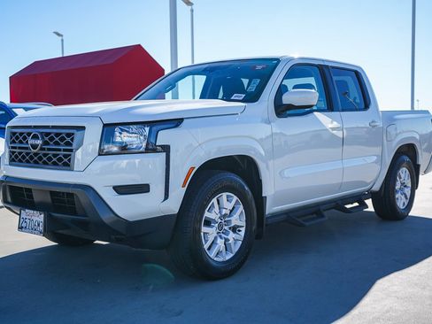 Used 2022 Nissan Frontier SV image 3