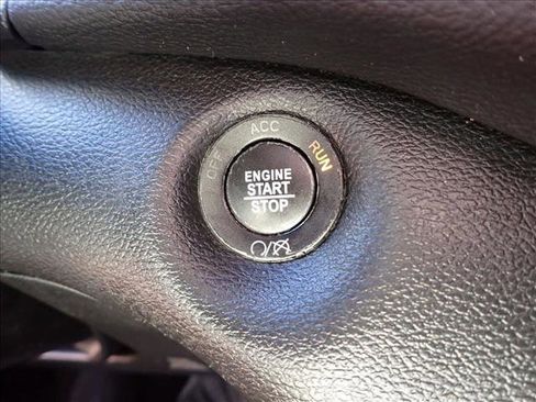Used 2019 Jeep Cherokee Latitude Plus w/ Cold Weather Group AWD/4WD image 19