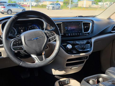 Used 2017 Chrysler Pacifica Touring-L FWD image 11