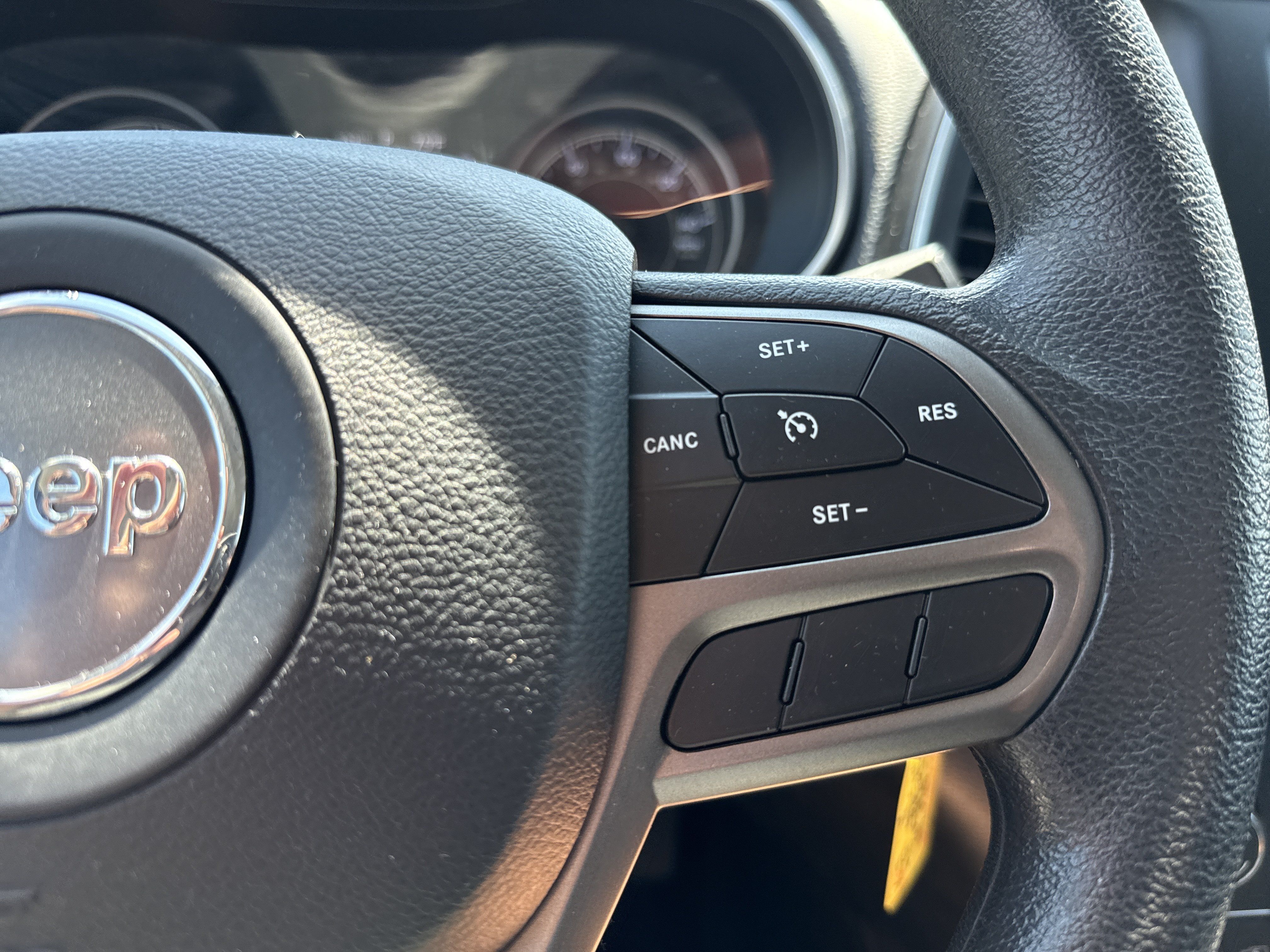 Used 2019 Jeep Cherokee Latitude w/ Popular Appearance Group AWD/4WD image 22