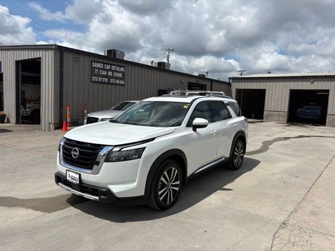 Used 2025 Nissan Pathfinder Platinum w/ Cargo Package AWD/4WD image 3