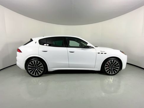 Certified 2023 Maserati Grecale Modena image 3