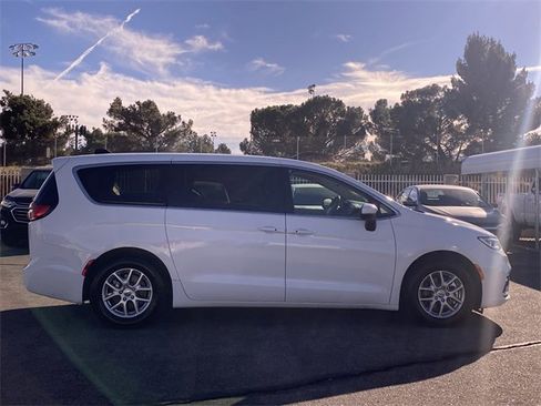 Used 2023 Chrysler Pacifica Touring-L image 4