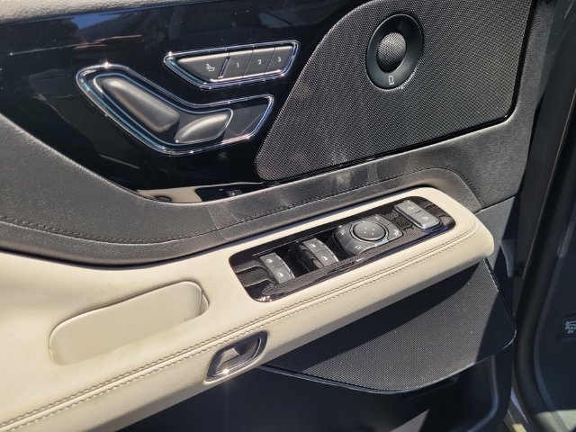 Used 2025 Lincoln Aviator AWD w/ Equipment Group 101A image 8