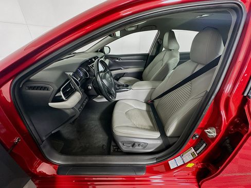 Used 2020 Toyota Camry SE w/ Cold Weather Package image 13