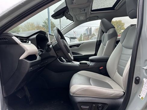 Used 2023 Toyota RAV4 XLE Premium image 10