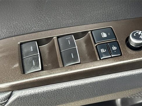 Used 2021 Toyota Camry XLE w/ Navigation Upgrade Package image 12