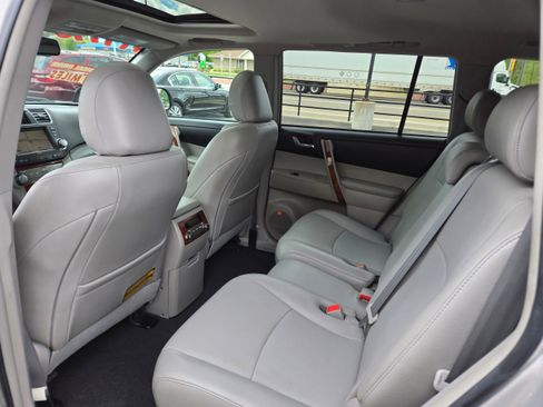 Used 2012 Toyota Highlander Limited w/ Tow Pkg image 11