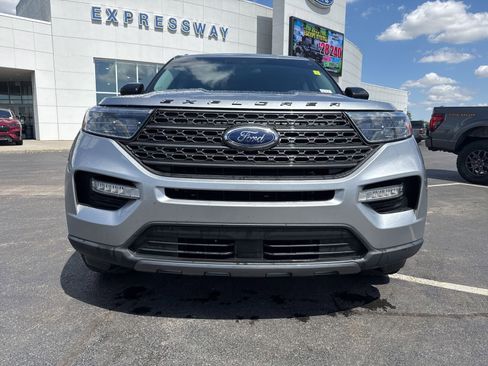 Used 2024 Ford Explorer XLT w/ Equipment Group 202A AWD/4WD image 2