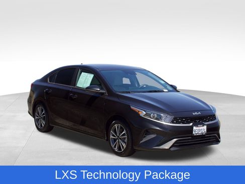 Used 2023 Kia Forte LXS w/ LXS Technology Package FWD image 2