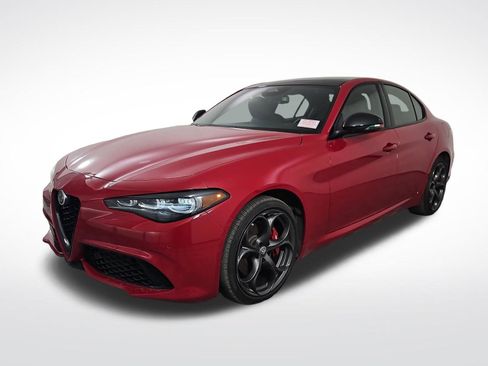 Used 2025 Alfa Romeo Giulia AWD image 3