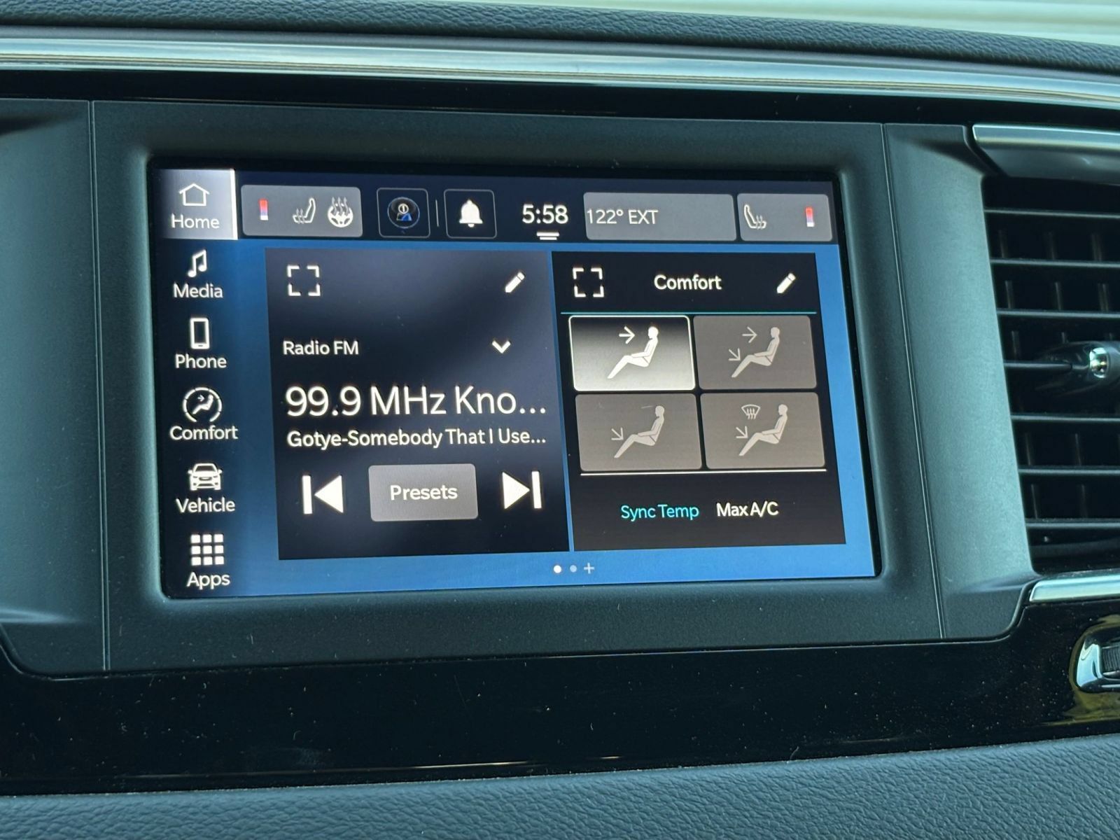 Used 2023 Chrysler Voyager LX FWD image 19