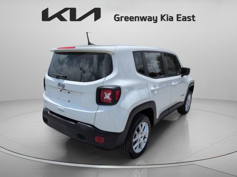 Used 2023 Jeep Renegade Latitude AWD/4WD image 6
