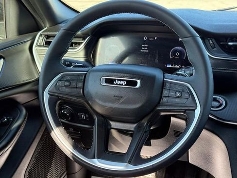 Used 2024 Jeep Grand Cherokee Altitude image 12