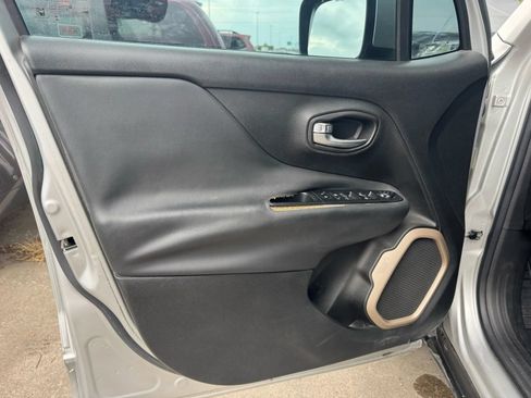 Used 2016 Jeep Renegade Limited FWD image 16